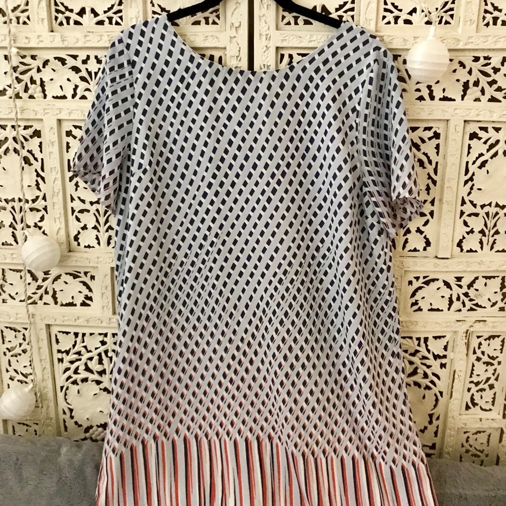 Flowy shift dress with cute pattern and open back!